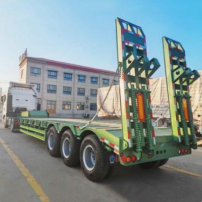 3 アクセル・グースネック 低床半トレーラー 60TON のペイロードと重用鋼材