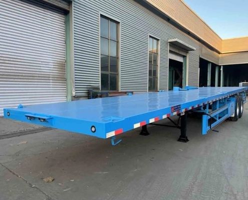 50 トン の 荷重 容量 の 半トレーラー コンテナ や 平床 貨物 を 輸送 する ため の 理想 的 な 車