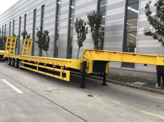 28t重用着陸車 離れる小柄の低床半トレーラー