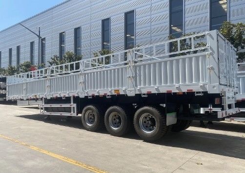 60~100トンの建材を客の要求で輸送するセミトレーラー