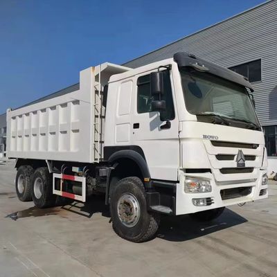 都市建設 汚れ 輸送 336HP HOWO 3人の乗客を乗せている